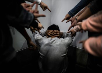 Imate problema sa osuđivanjem ljudi? Svećenik objašnjava kako se boriti protiv osude