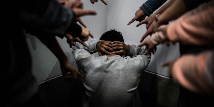 Imate problema sa osuđivanjem ljudi? Svećenik objašnjava kako se boriti protiv osude