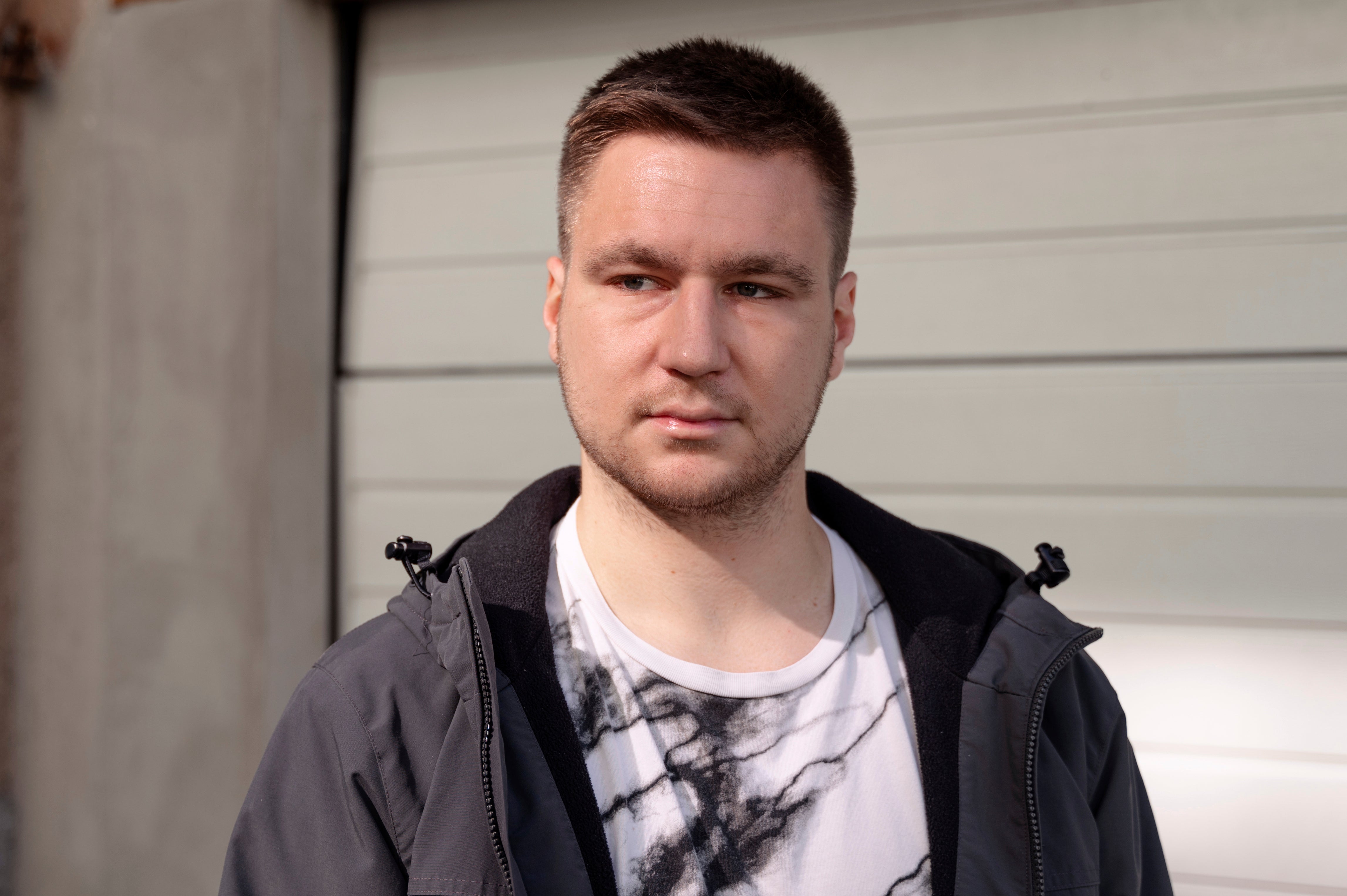Lucas Sielaff pozira za fotografiju u Bad Bibra, Njemačka, četvrtak, 20. ožujka 2025