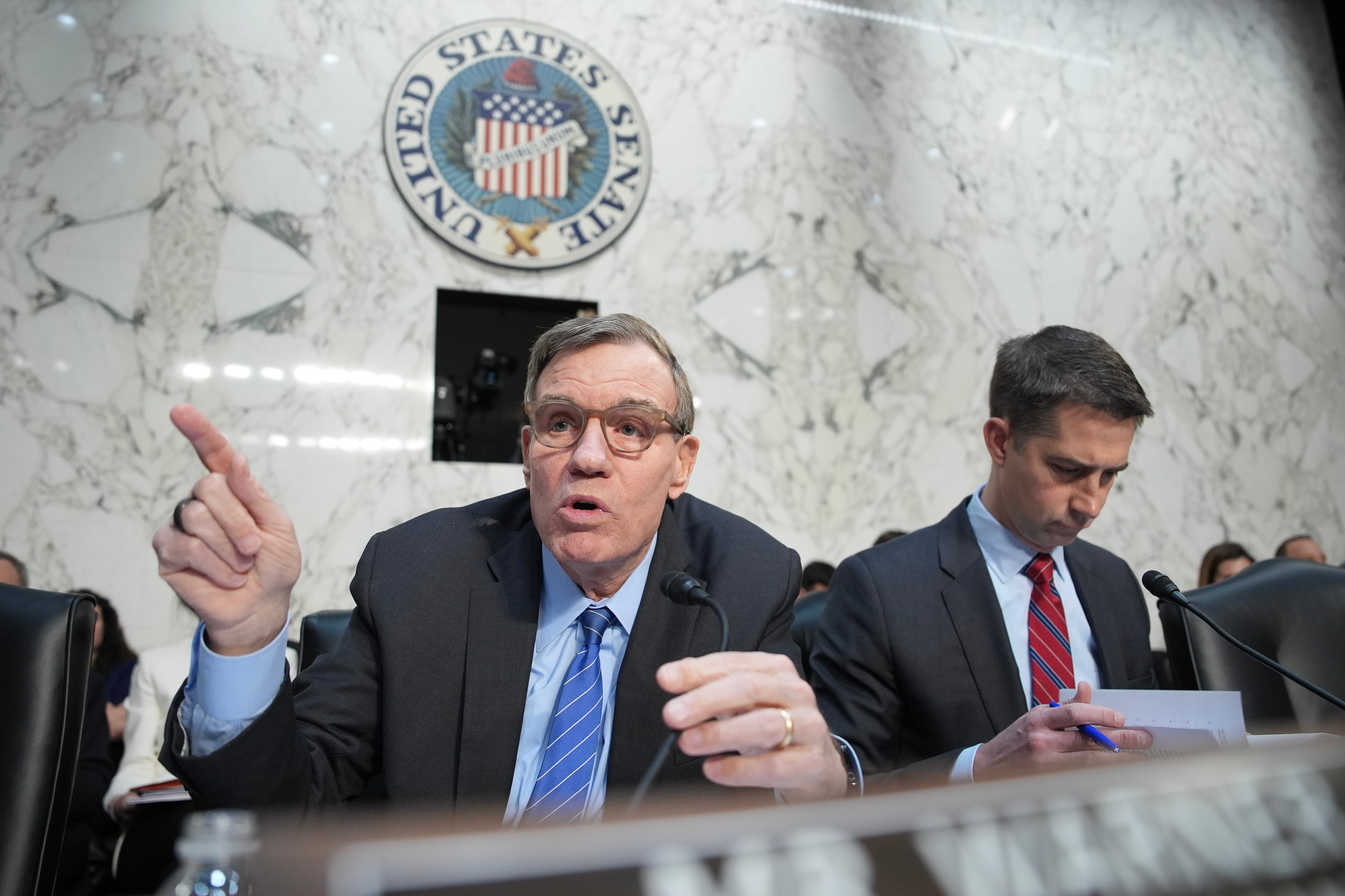 Demokratski senator Mark Warner, sjedio pored republikanskog senatora Toma Cotton -a, obraća se vrhunskim dužnosnicima Trumpove administracije tijekom saslušanja Senatskog obavještajnog odbora