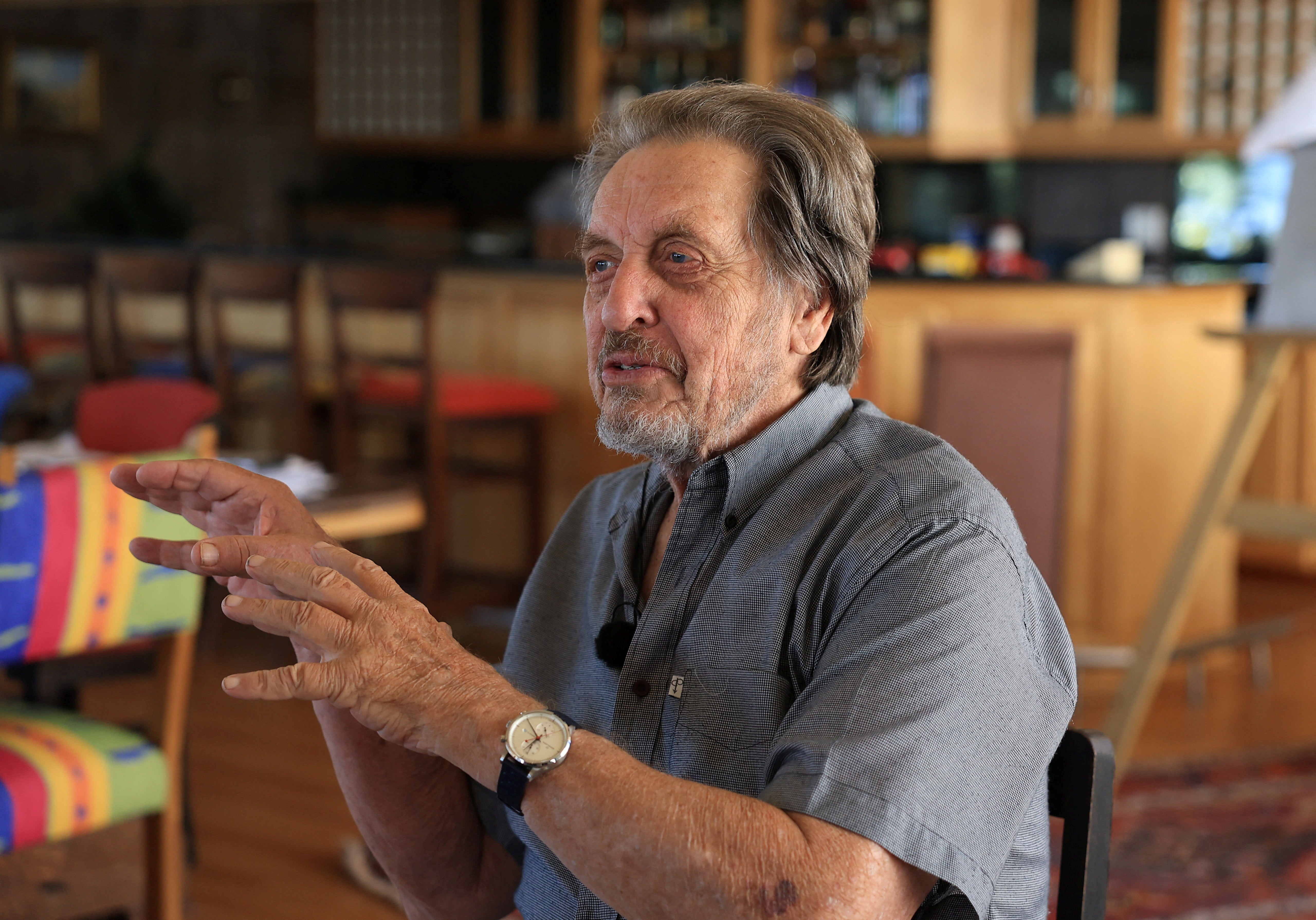 Intervju s Errolom Muskom, ocem Teslinskog direktora i X -vlasnikom Elona Muska, rekao je da njegov sin nije rasistički jer se kao dijete sprijateljio s crnim slugama obitelji obitelji