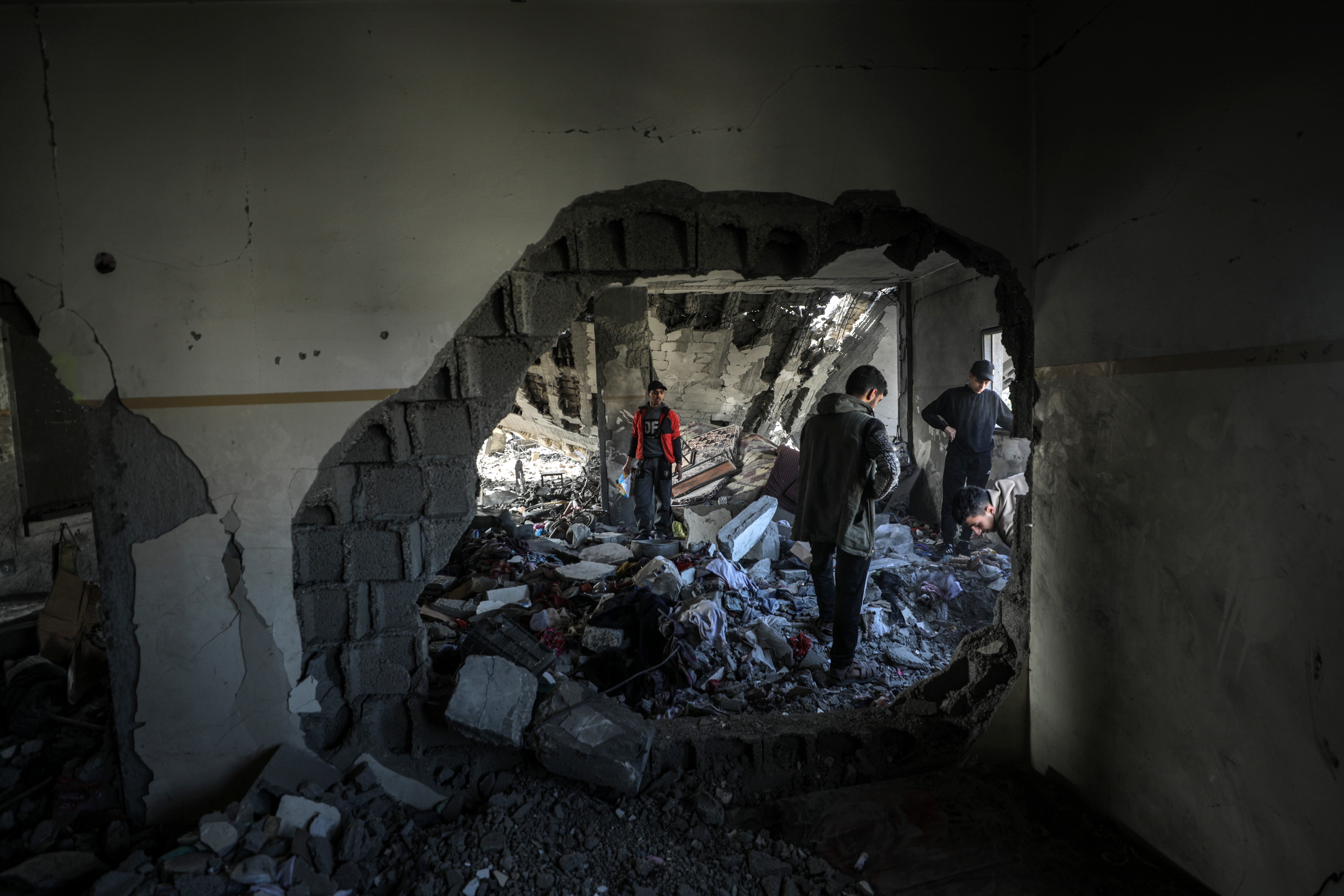 Palestinci pregledavaju uništeno područje škole Al Tabien u utorak ujutro nakon izraelskih zračnih napada u gradu Gaza