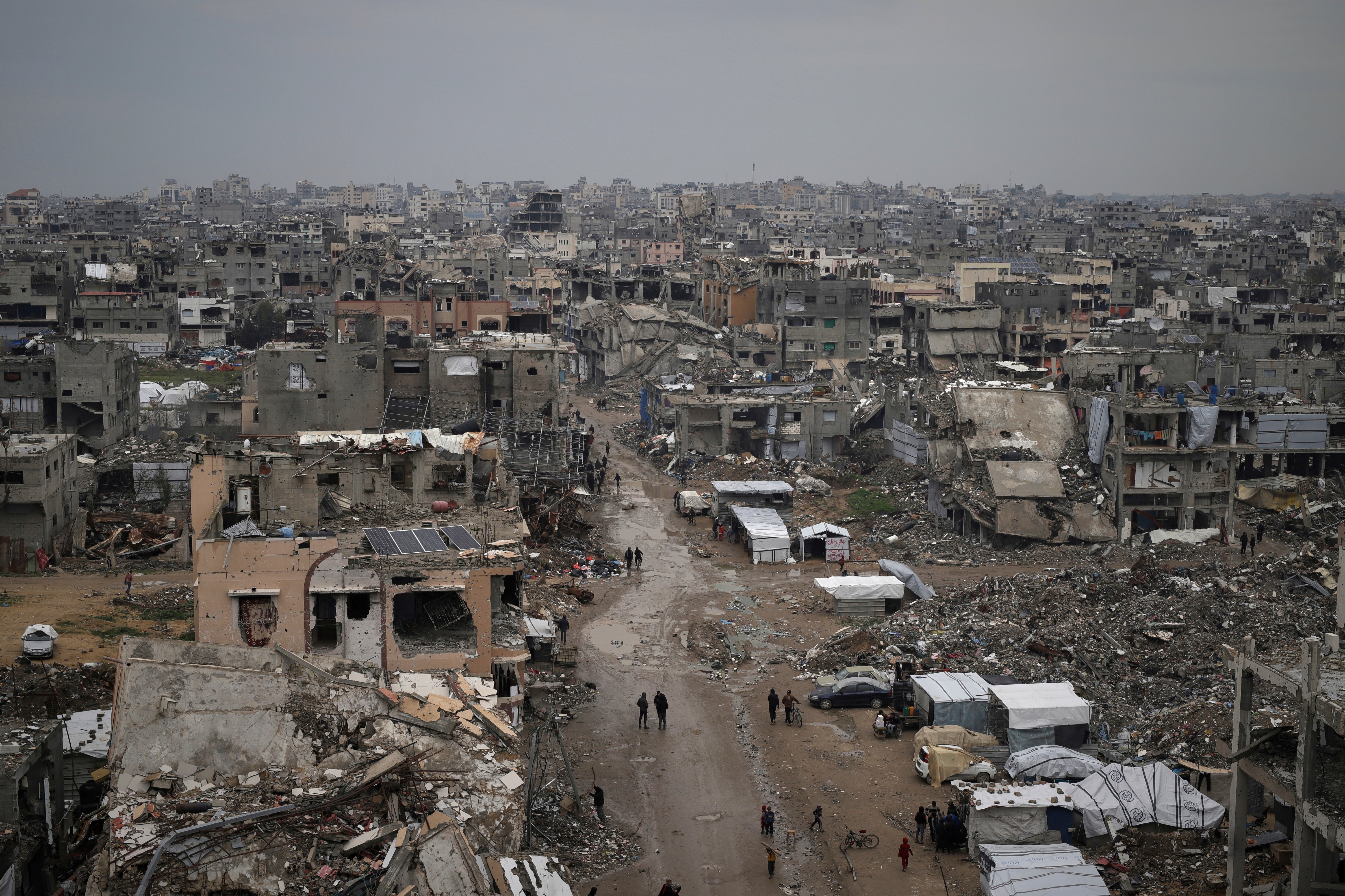 Palestinci prolaze kroz ruševine uništenih četvrti