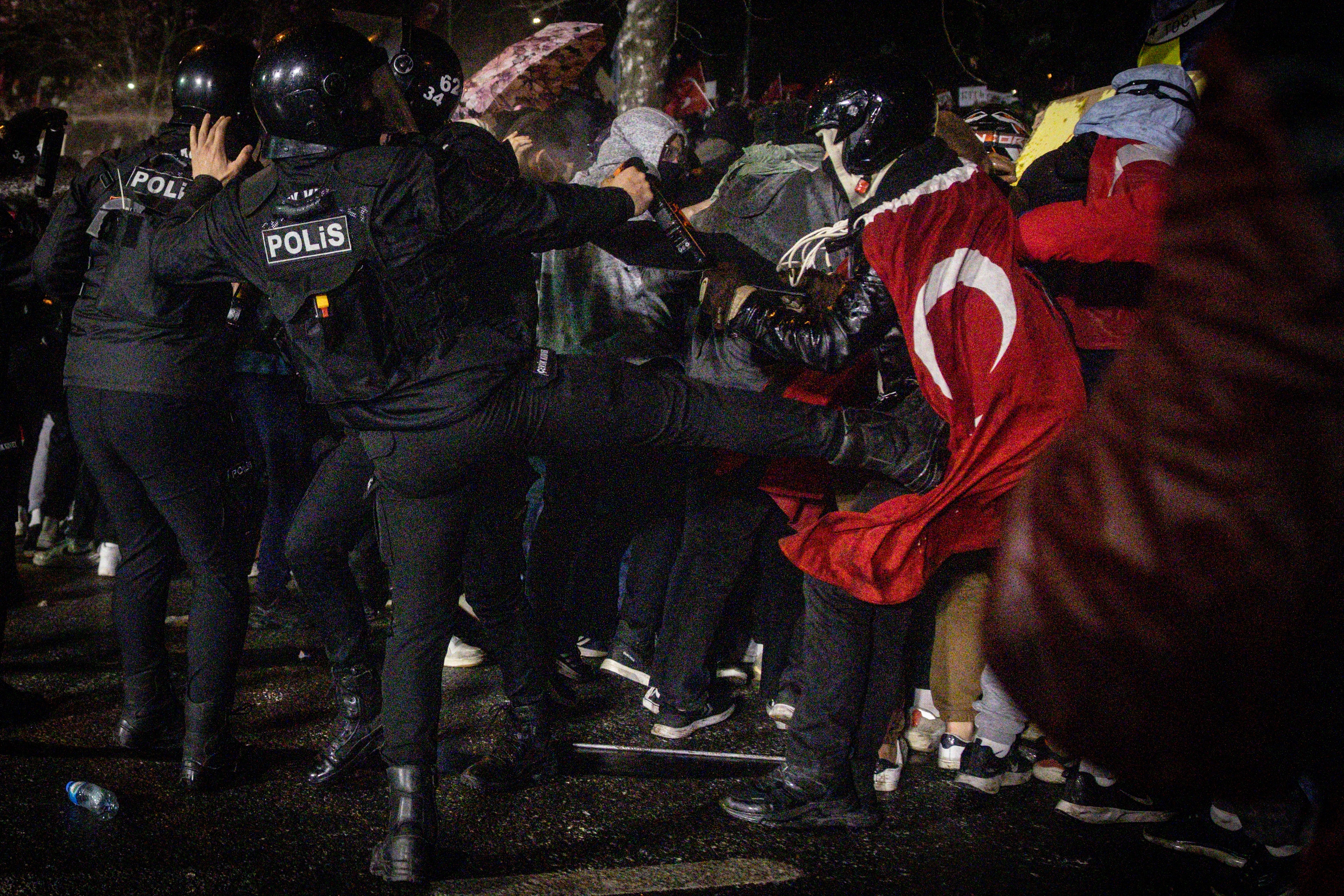 Policajac odbacuje prosvjednika tijekom sukoba ispred Istanbulskog poznatog akvadukta tijekom vikenda