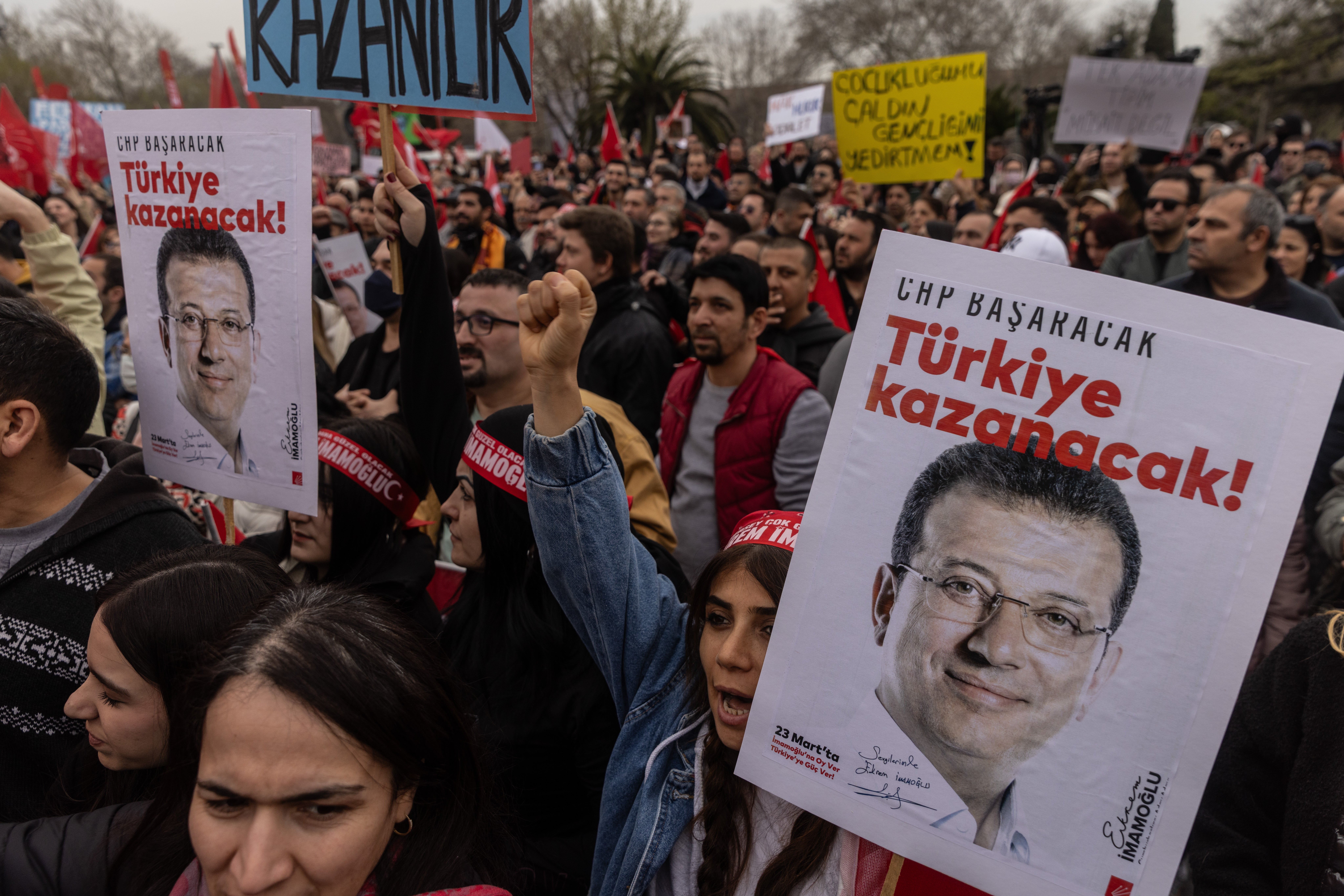 Demonstranti pjevaju slogane dok drže plakate u prilog uhićenom gradonačelniku Istanbula Ekrema Imamoglu u nedjelju