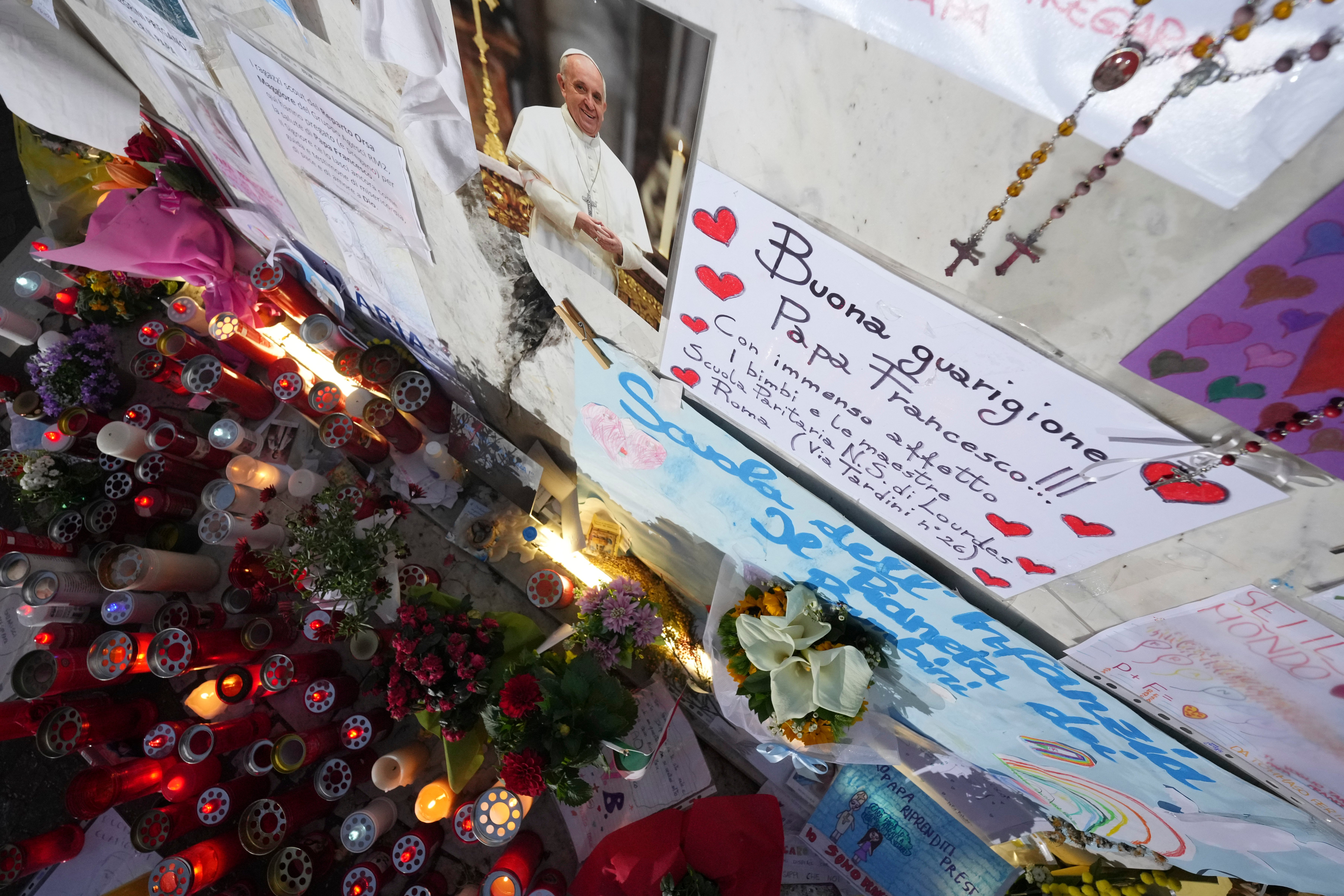 Svijeće za papu Franjo vide se ispred bolnice Gemelli