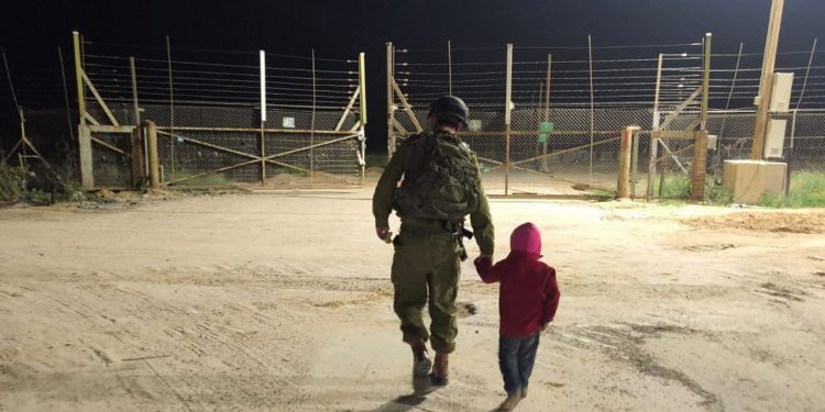 Izraelski vojnici uoče četverogodišnjeg palestinskog dječaka koji se približavao Outpostu, vrati ga u Gazu