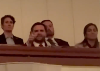 JD Vance ponižen od Boosa u Kennedy Centru nakon što je kasnio 25 minuta na koncert