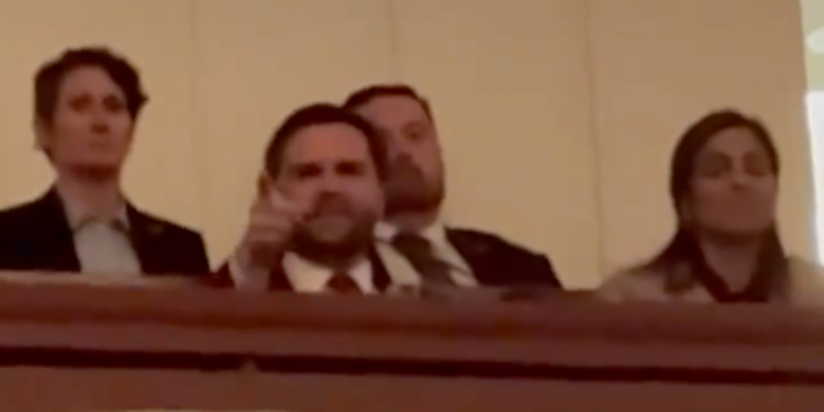JD Vance ponižen od Boosa u Kennedy Centru nakon što je kasnio 25 minuta na koncert