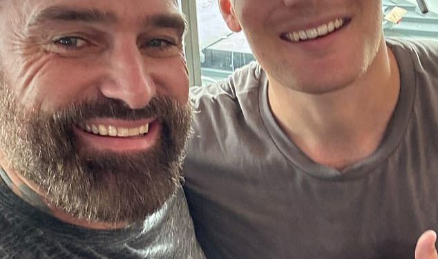 Jackson Warne nagovještava udarnu karijeru dok pozira oluju sa svojim bliskim prijateljem Ant Middletonom