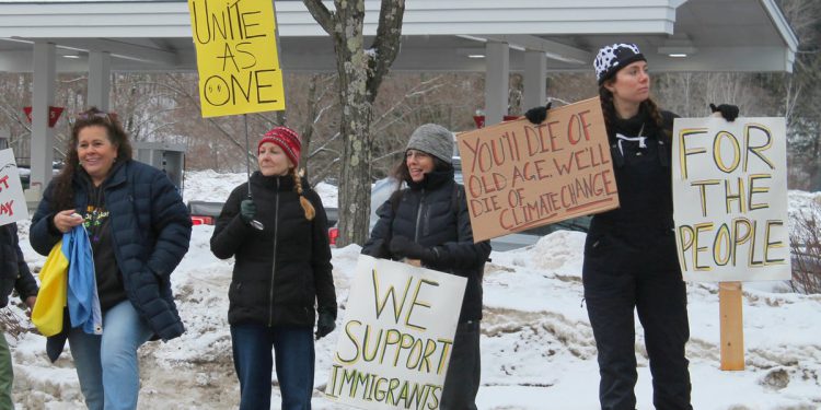 Jd Vance rekao je ‘ići skijajući u Rusiji’ dok prosvjednici upadaju u njegovo obiteljsko putovanje na padine