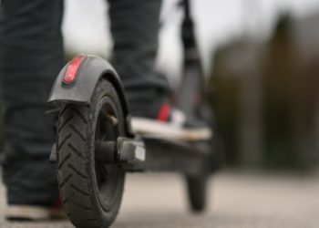 Jedno ispod 14 godina: Policija u Cavtatu zatekla dvoje djece kako upravljaju električnim romobilima bez zaštitne kacige