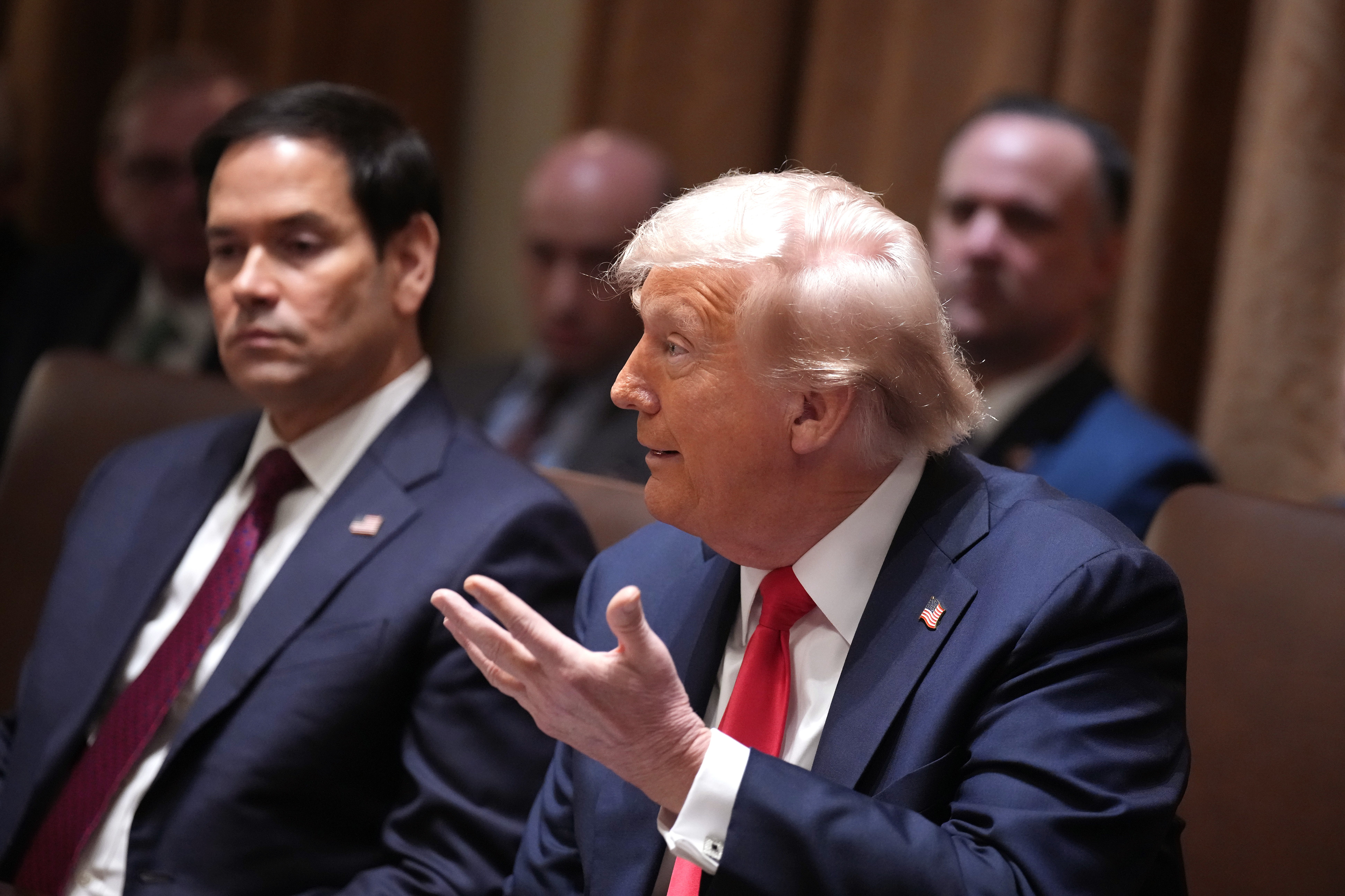 Donald Trump donosi primjedbe tijekom sastanka kabineta u Bijeloj kući 26. veljače pored Marca Rubioa