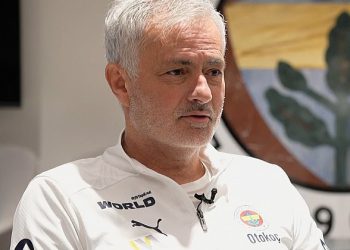 Jose Mourinho razbija tišinu zbog navoda o rasizmu nakon što je pogođen zabranom dodirne linije za optuživanje suparnika Galatasaray za “skakanje poput majmuna”