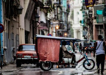 KARIPSKI OTOK U MRAKU Svijetlilo je svega nekoliko hotela u glavnom gradu