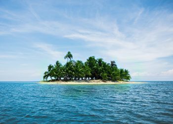 KRUZER DUHOVA Desetljećima napušten na tropskoj obali