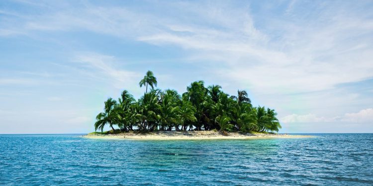 KRUZER DUHOVA Desetljećima napušten na tropskoj obali