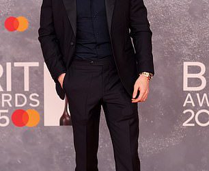 Kako su Sam Thompson i Zara McDermott bili samo nekoliko minuta od nespretnog trčanja na zvijezde Britance Crveni tepih – dva mjeseca nakon što se njihov šok razdvojio