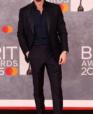 Kako su Sam Thompson i Zara McDermott bili samo nekoliko minuta od nespretnog trčanja na zvijezde Britance Crveni tepih – dva mjeseca nakon što se njihov šok razdvojio