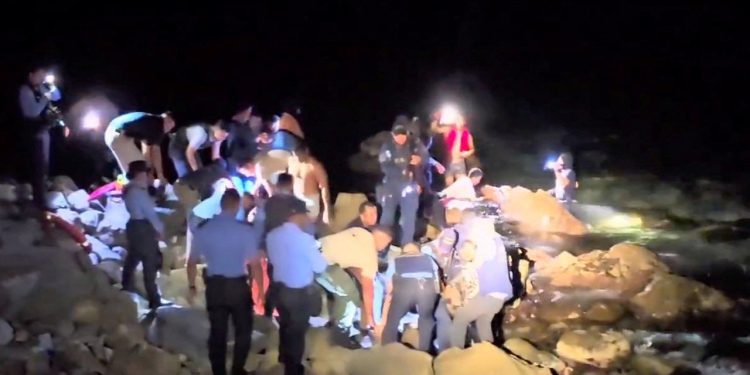 Karipski otok kraj Honduranske obale vidi kako mali avion sudara ubija najmanje 12