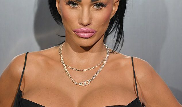 Katie Price otkriva zašto ne provodi Majčin dan ni s jednim od svojih petero djece