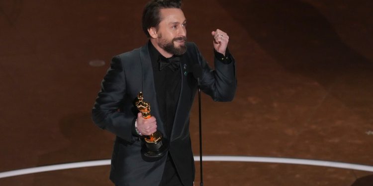 Kieran Culkin osvaja najboljeg sporednog glumca na Oscarima, završavajući svoje pomicanje