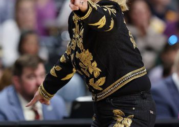 Kim Mulkey postaje viralna za odjeću ‘Michael Jackson’ tijekom pobjede LSU -a za ožujka