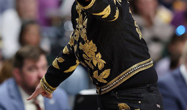 Kim Mulkey postaje viralna za odjeću ‘Michael Jackson’ tijekom pobjede LSU -a za ožujka