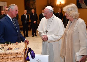 Kralj Charles i Camilla odgode države posjet Vatikanu dok se papa oporavlja od bolesti