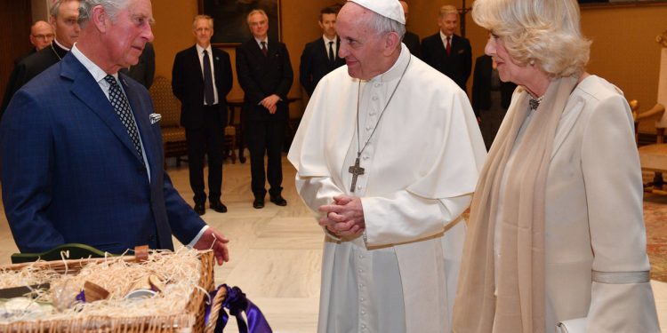 Kralj Charles i Camilla odgode države posjet Vatikanu dok se papa oporavlja od bolesti