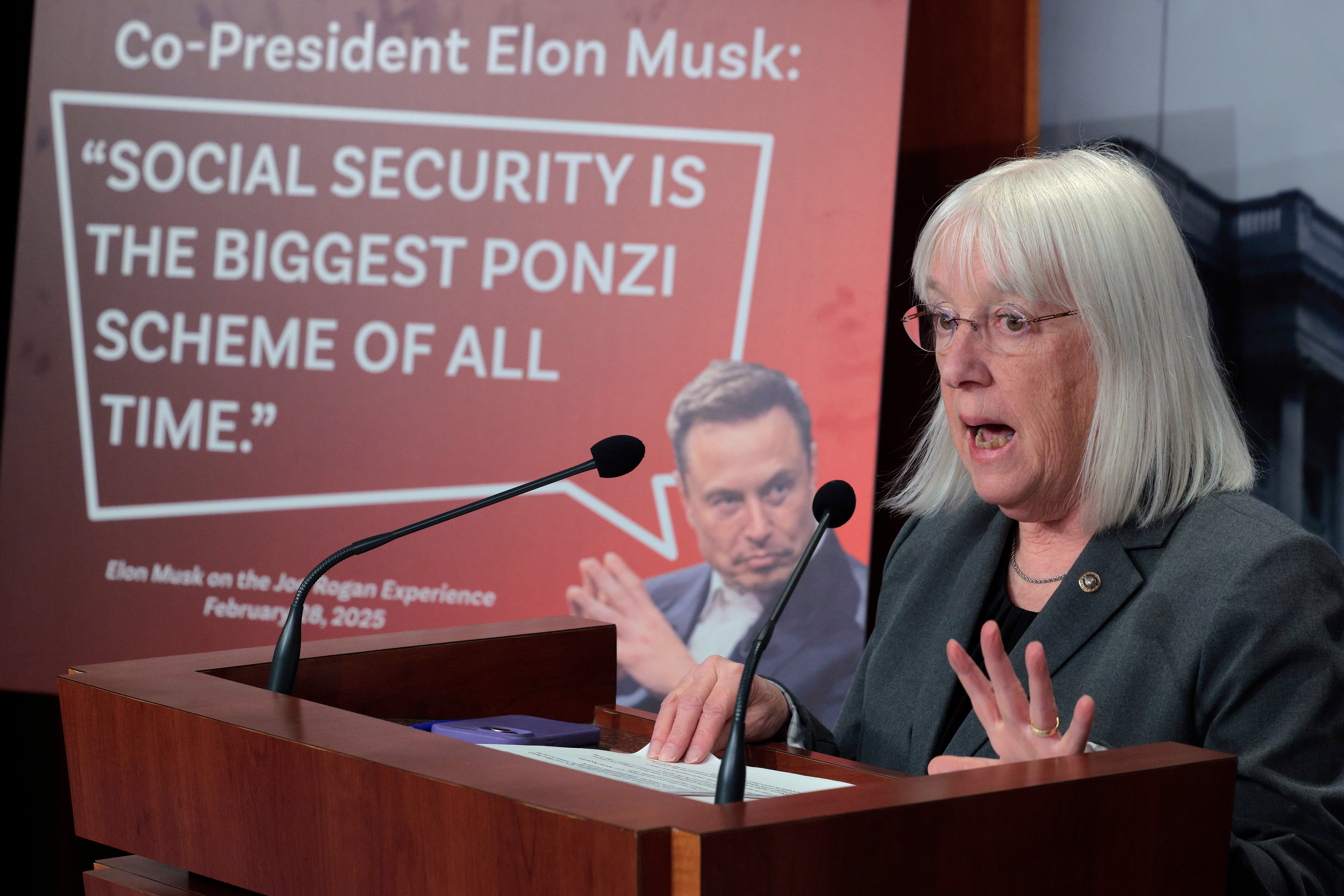 Potpredsjednica odbora za proračun Senata Patty Murray i kolega Senata demokrati upozorili su da naknade za socijalno osiguranje nisu sigurne u Trumpovoj administraciji