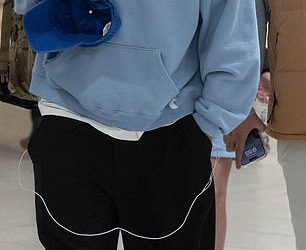 Leteći solo! Channing Tatum Jets iz Australije sam nakon brzog posjeta sa svojom djevojkom Aussie Inka Williams tijekom vikenda Formule 1 Grand Prix