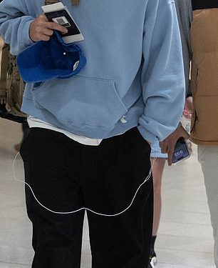 Leteći solo! Channing Tatum Jets iz Australije sam nakon brzog posjeta sa svojom djevojkom Aussie Inka Williams tijekom vikenda Formule 1 Grand Prix