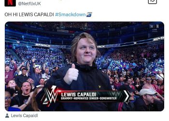 Lewis Capaldi daje palčeve tijekom rijetkog javnog nastupa na hrvačkoj utakmici – danima nakon što je Pal objavio ažuriranje zdravlja usred hiatusa u karijeri zbog bitke Tourette