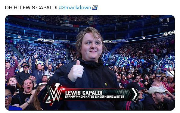 Lewis Capaldi daje palčeve tijekom rijetkog javnog nastupa na hrvačkoj utakmici – danima nakon što je Pal objavio ažuriranje zdravlja usred hiatusa u karijeri zbog bitke Tourette
