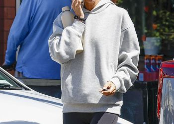 Lindy Klim pokazuje svoju vizuru bez šminke dok se oblači za klasu Pilates u Melbourneu