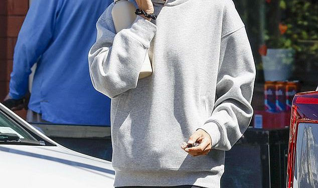 Lindy Klim pokazuje svoju vizuru bez šminke dok se oblači za klasu Pilates u Melbourneu