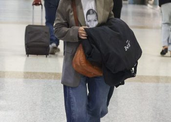 Lisa Wilkinson odlazi na inkognito dok stiže u aerodrom u Sydneyu noseći samo dizajnersku torbu za haljinu – usred izvještaja o svom šoku “Nova karijera”