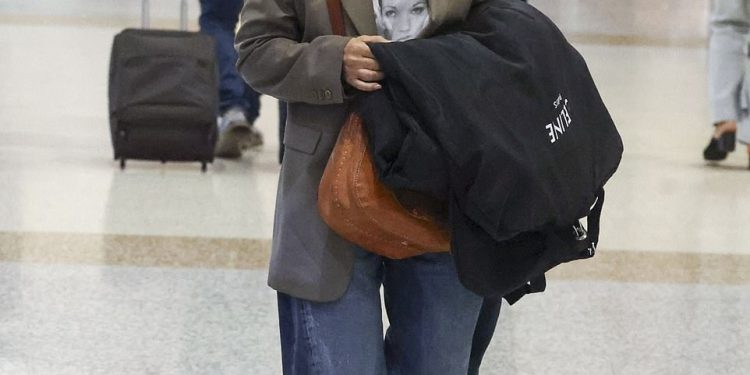 Lisa Wilkinson odlazi na inkognito dok stiže u aerodrom u Sydneyu noseći samo dizajnersku torbu za haljinu – usred izvještaja o svom šoku “Nova karijera”