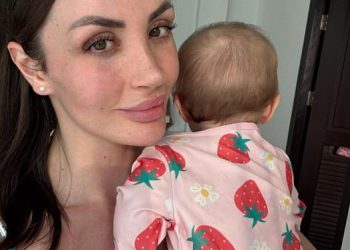 Ljubavna otočna zvijezda vraća se na društvene medije kao mama nakon što je odbacila slavu i nestala četiri godine