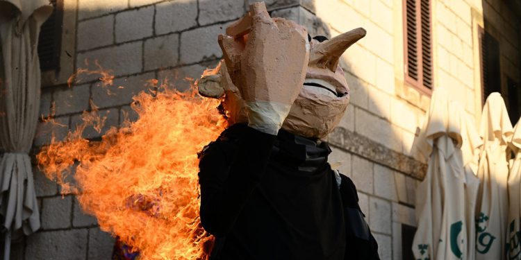 MAŠKARE PREPLAVILE IMOTSKI Pogledajte maštovite maske, ali i tko je – platio za sve probleme