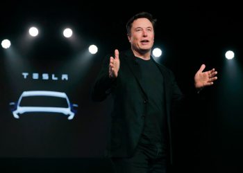 Major Tesla Investor kaže da Elon Musk mora odabrati: Tesla ili Trump