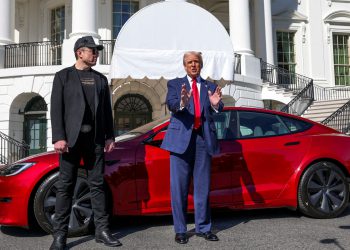 Mali ulagači hrle kupiti dionice Tesle,a menadžment i insajderi rasprodaju