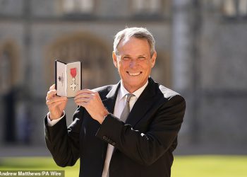 Match of the Day Legenda Alan Hansen izgleda veliko raspoloženo dok ga princ William dodjeljuje s MBE -om, samo devet mjeseci nakon što je bio ‘ozbiljno bolestan’ u bolnici