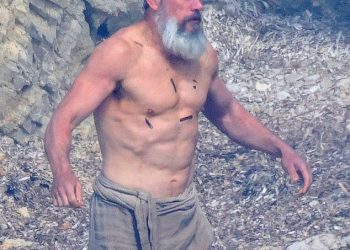 Matt Damon pokazuje otrgnuto tijelo u 54 dok mu se pridružila mlada zvijezda A-liste na filmu Christopher Nolan