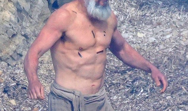 Matt Damon pokazuje otrgnuto tijelo u 54 dok mu se pridružila mlada zvijezda A-liste na filmu Christopher Nolan