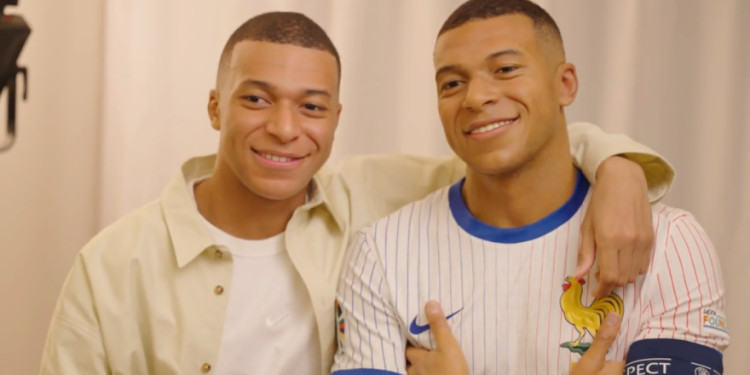 Mbappé se susreće … sam! Sličnost s kipom je impresivna