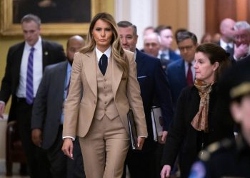 Melania Trump prolazi prolaskom na demokrate dok govori na okruglom stolu brda Capitol