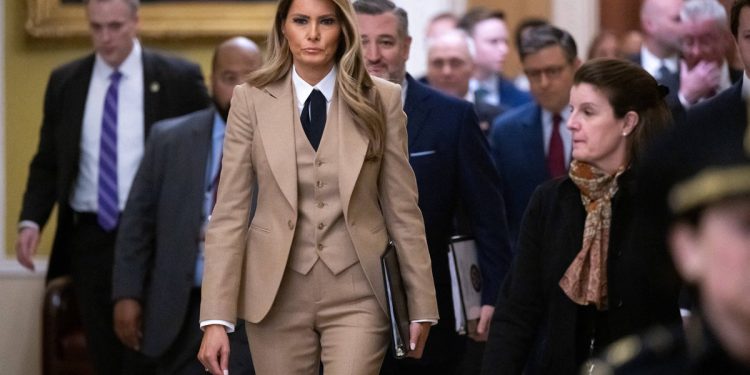 Melania Trump prolazi prolaskom na demokrate dok govori na okruglom stolu brda Capitol