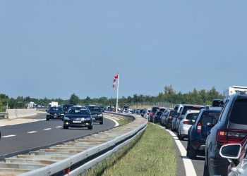Mokri i skliski kolnici diljem zemlje, mogući su zastoji na Jadranskoj magistrali